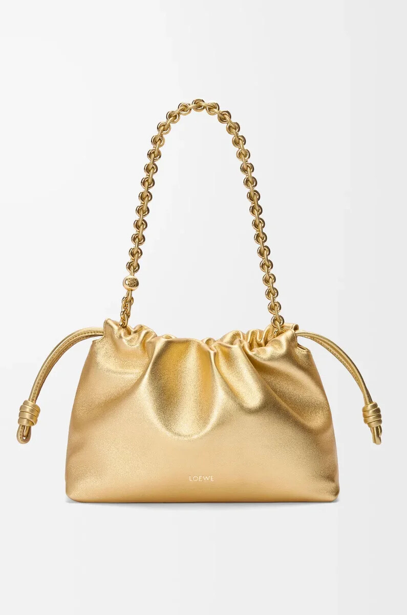 mittelgroße flamenco-handtasche aus laminiertem lammleder in gold