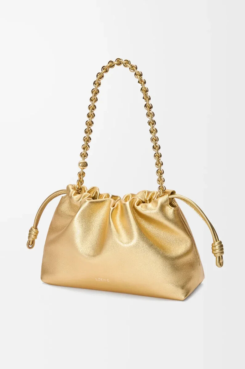 mittelgroße flamenco-handtasche aus laminiertem lammleder in gold
