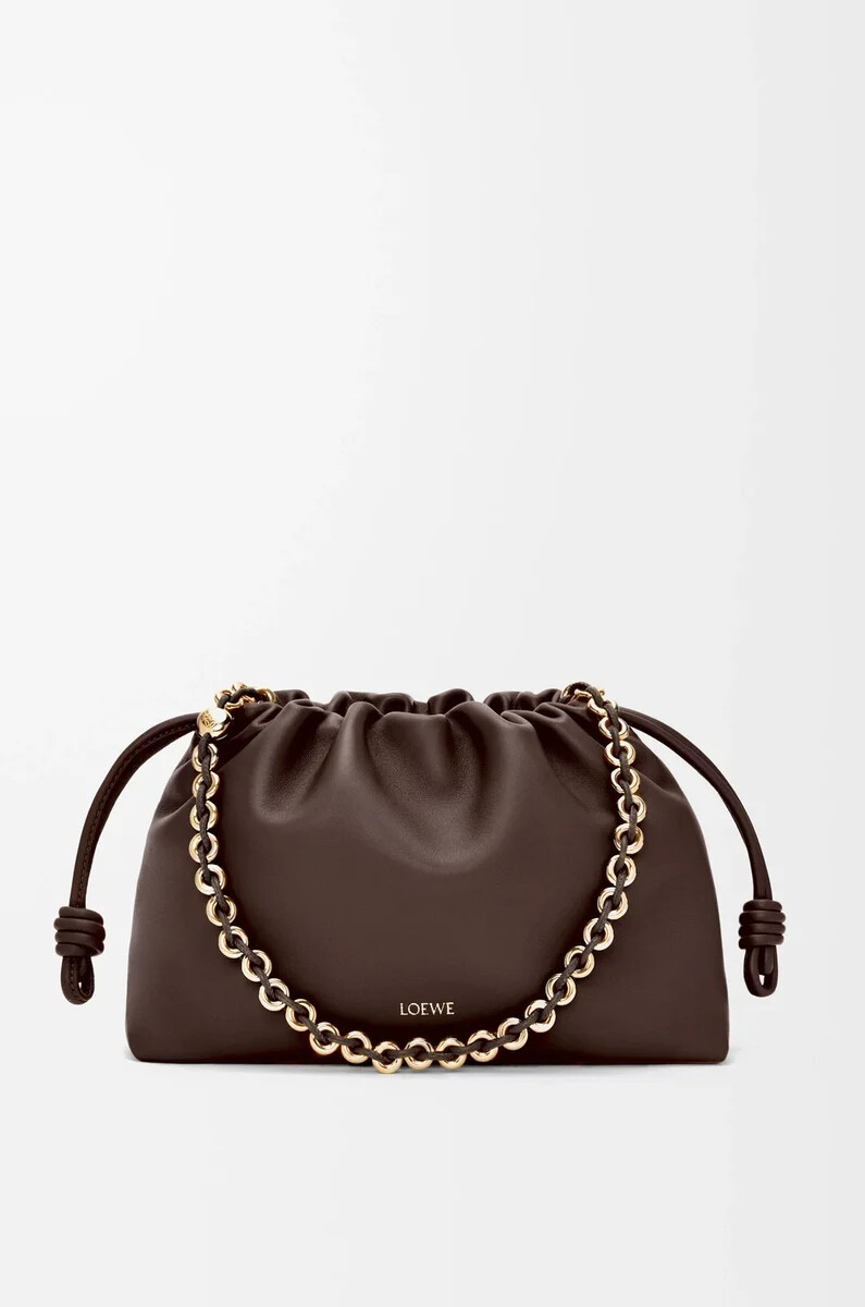 mittelgroße flamenco-handtasche aus weichem nappa-lammleder in dunkelkastanie