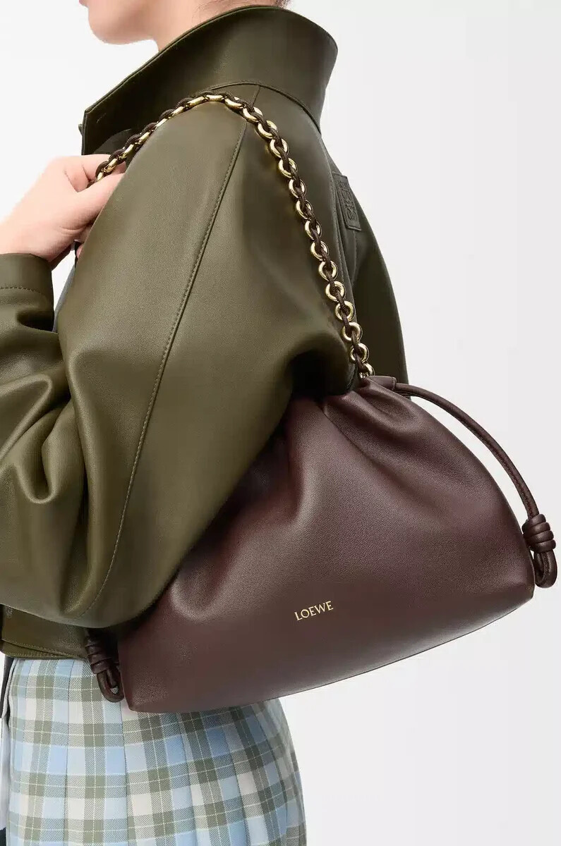 mittelgroße flamenco-handtasche aus weichem nappa-lammleder in dunkelkastanie