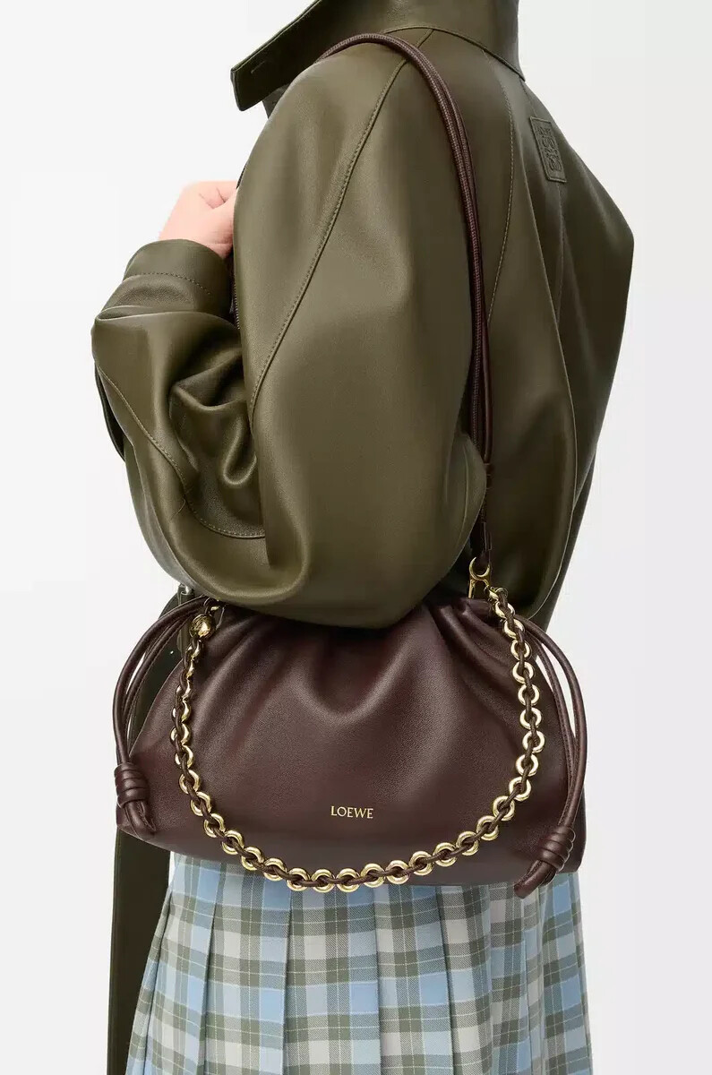 mittelgroße flamenco-handtasche aus weichem nappa-lammleder in dunkelkastanie