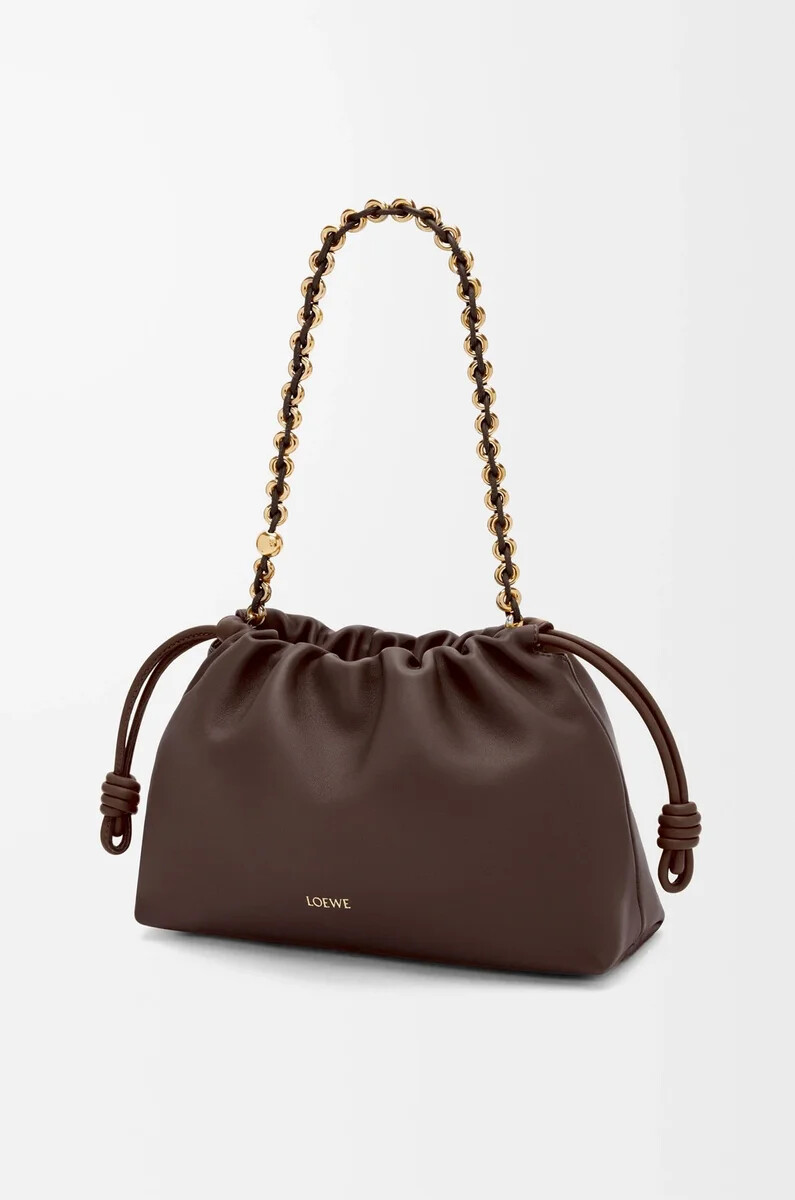 mittelgroße flamenco-handtasche aus weichem nappa-lammleder in dunkelkastanie