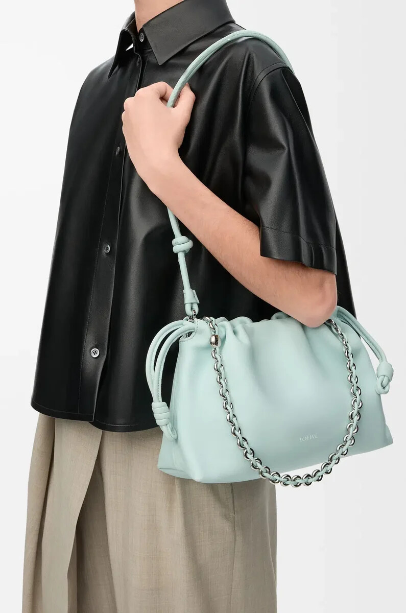 mittelgroße flamenco-handtasche aus weichem nappa-lammleder frozen