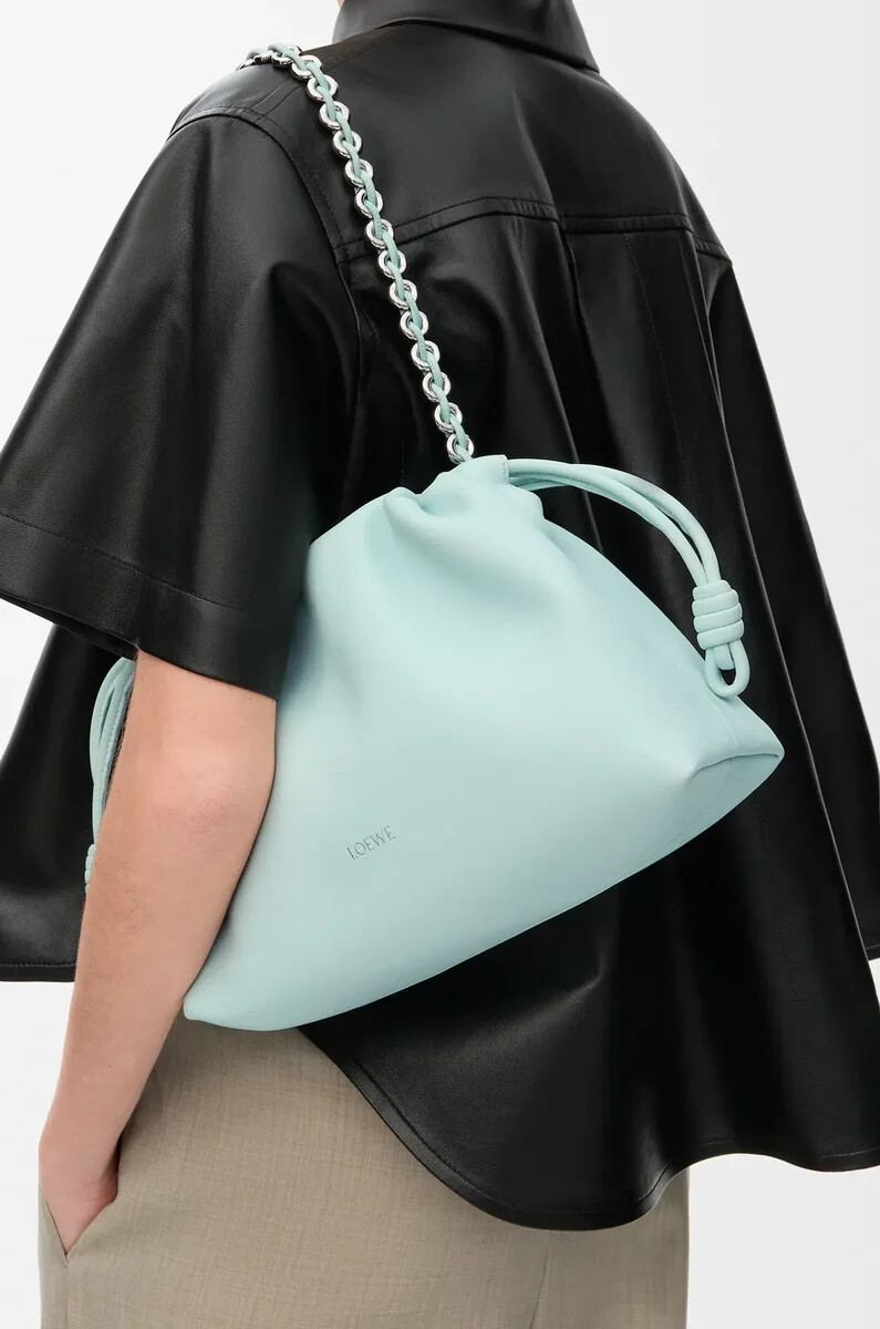 mittelgroße flamenco-handtasche aus weichem nappa-lammleder frozen