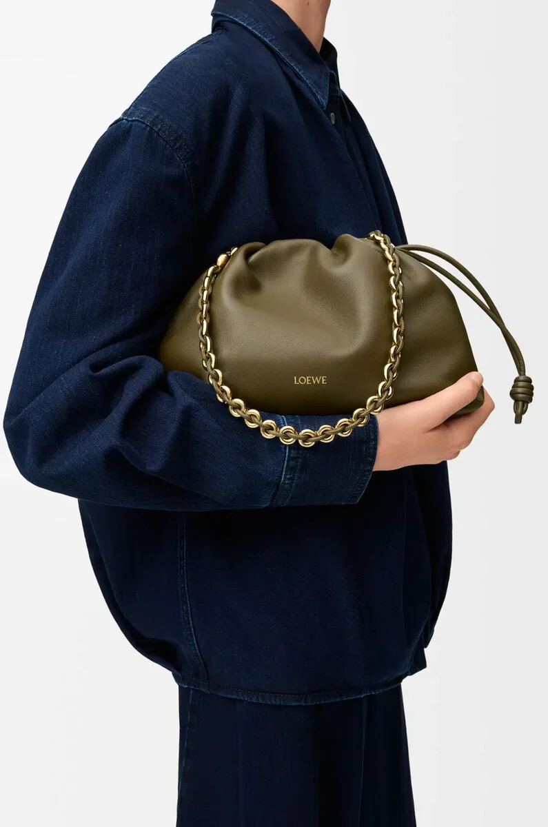 mittelgroße flamenco-handtasche aus weichem nappa-lammleder in dunkelkhaki
