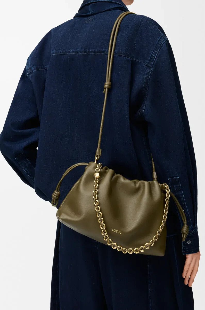 mittelgroße flamenco-handtasche aus weichem nappa-lammleder in dunkelkhaki