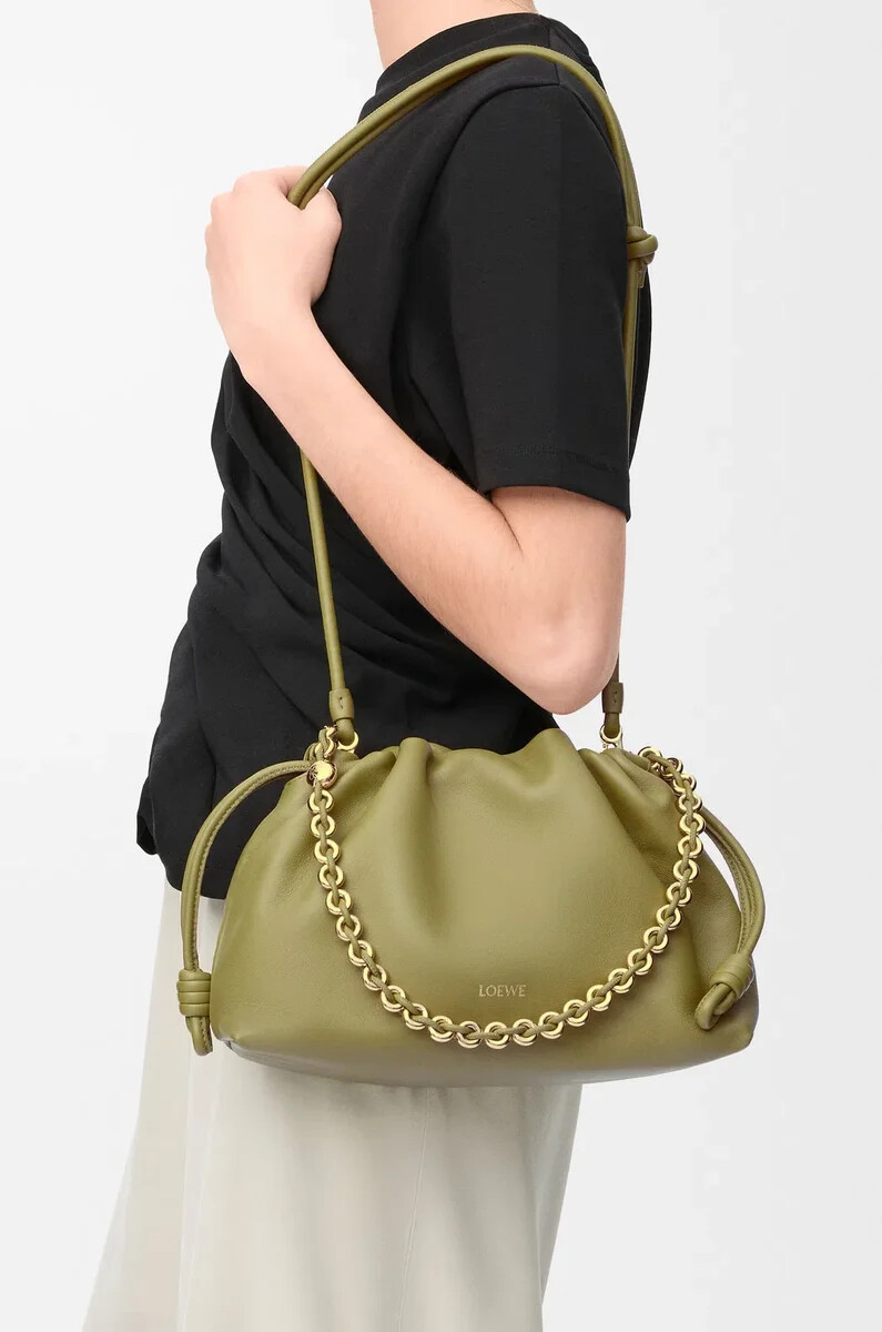 mittelgroße flamenco-handtasche aus weichem nappa-lammleder in hellmoos