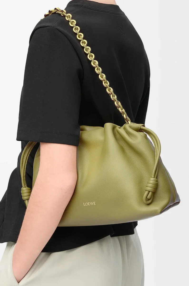mittelgroße flamenco-handtasche aus weichem nappa-lammleder in hellmoos