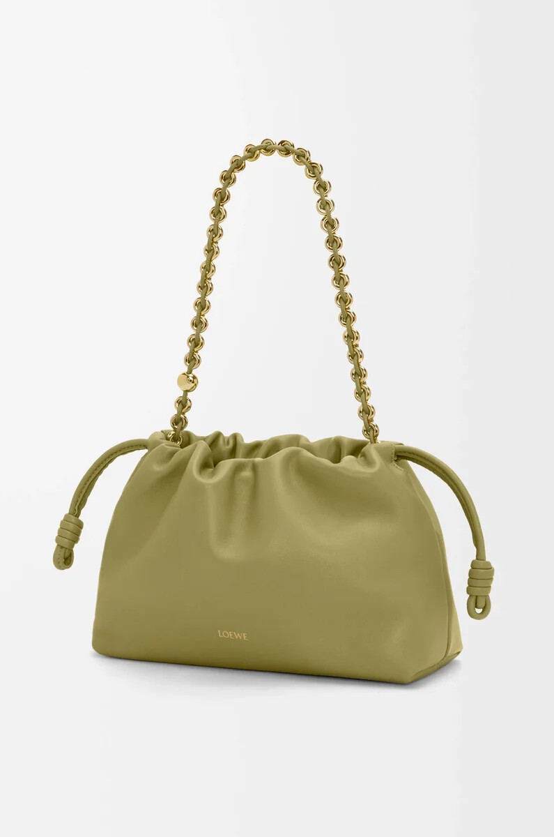 mittelgroße flamenco-handtasche aus weichem nappa-lammleder in hellmoos