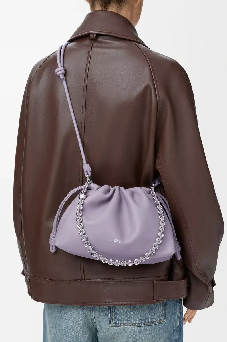 mittelgroße flamenco-handtasche aus weichem nappa-lammleder in der farbe dirty mauve