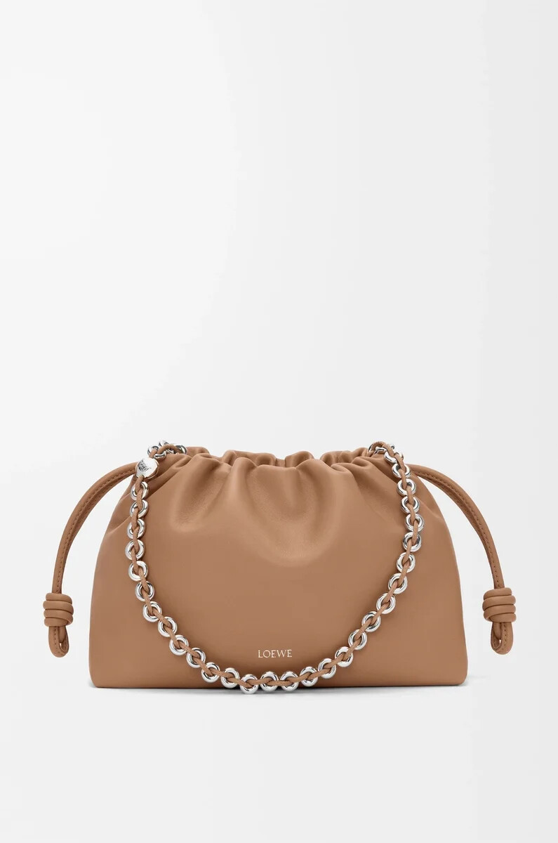 mittelgroße flamenco-handtasche aus weichem nappa-lammleder in der farbe mokka
