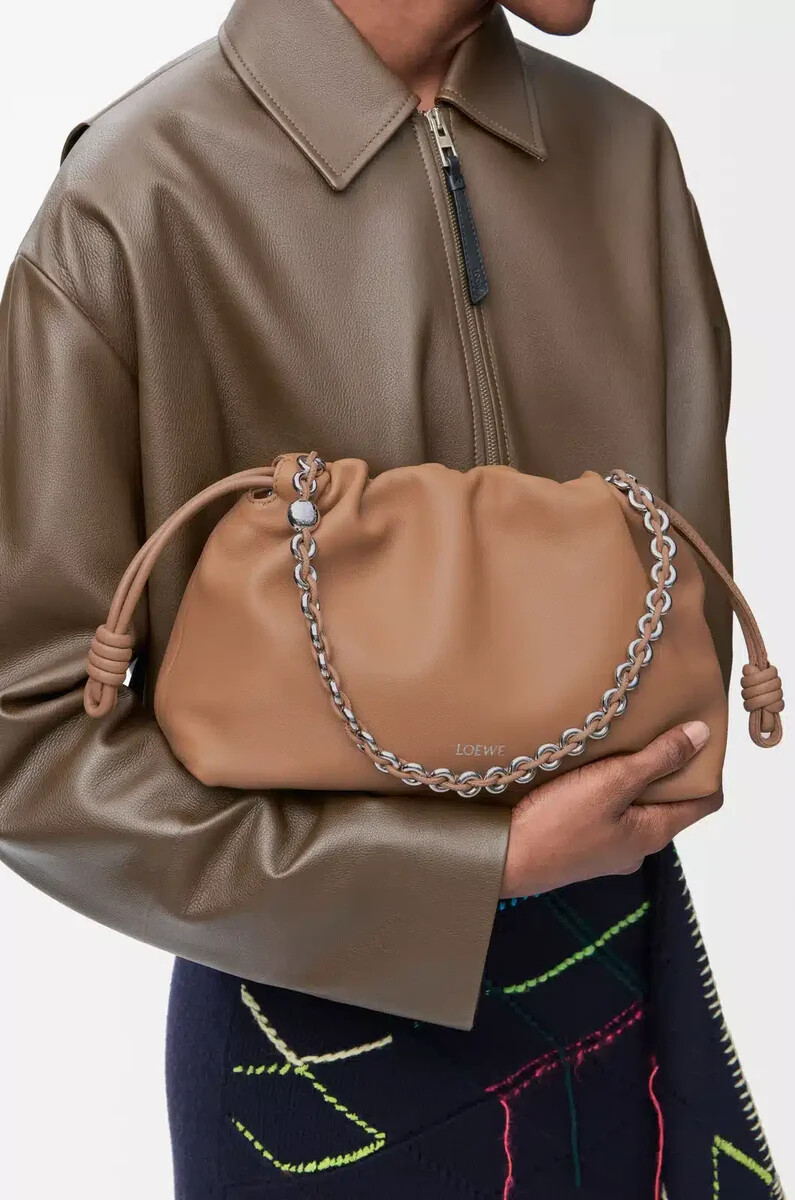 mittelgroße flamenco-handtasche aus weichem nappa-lammleder in der farbe mokka