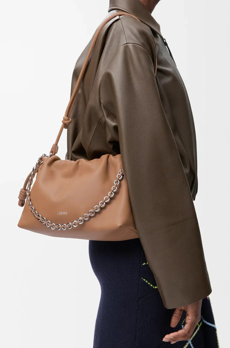 mittelgroße flamenco-handtasche aus weichem nappa-lammleder in der farbe mokka