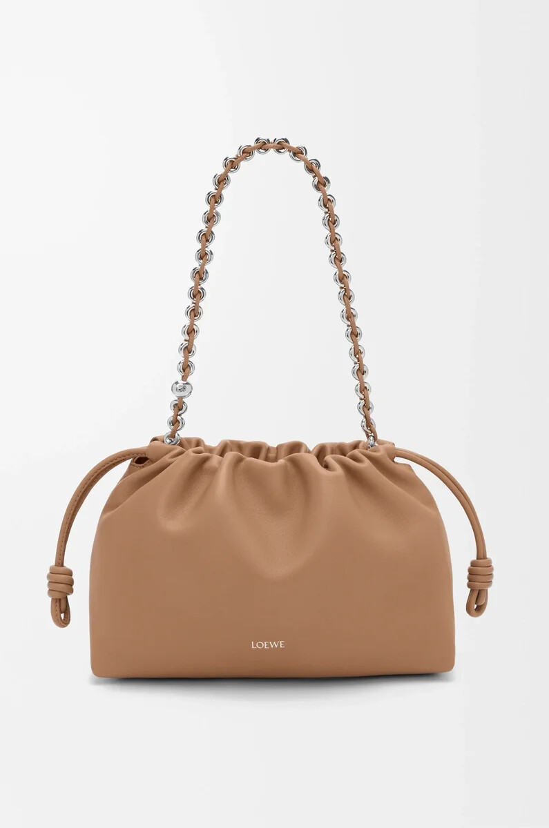 mittelgroße flamenco-handtasche aus weichem nappa-lammleder in der farbe mokka
