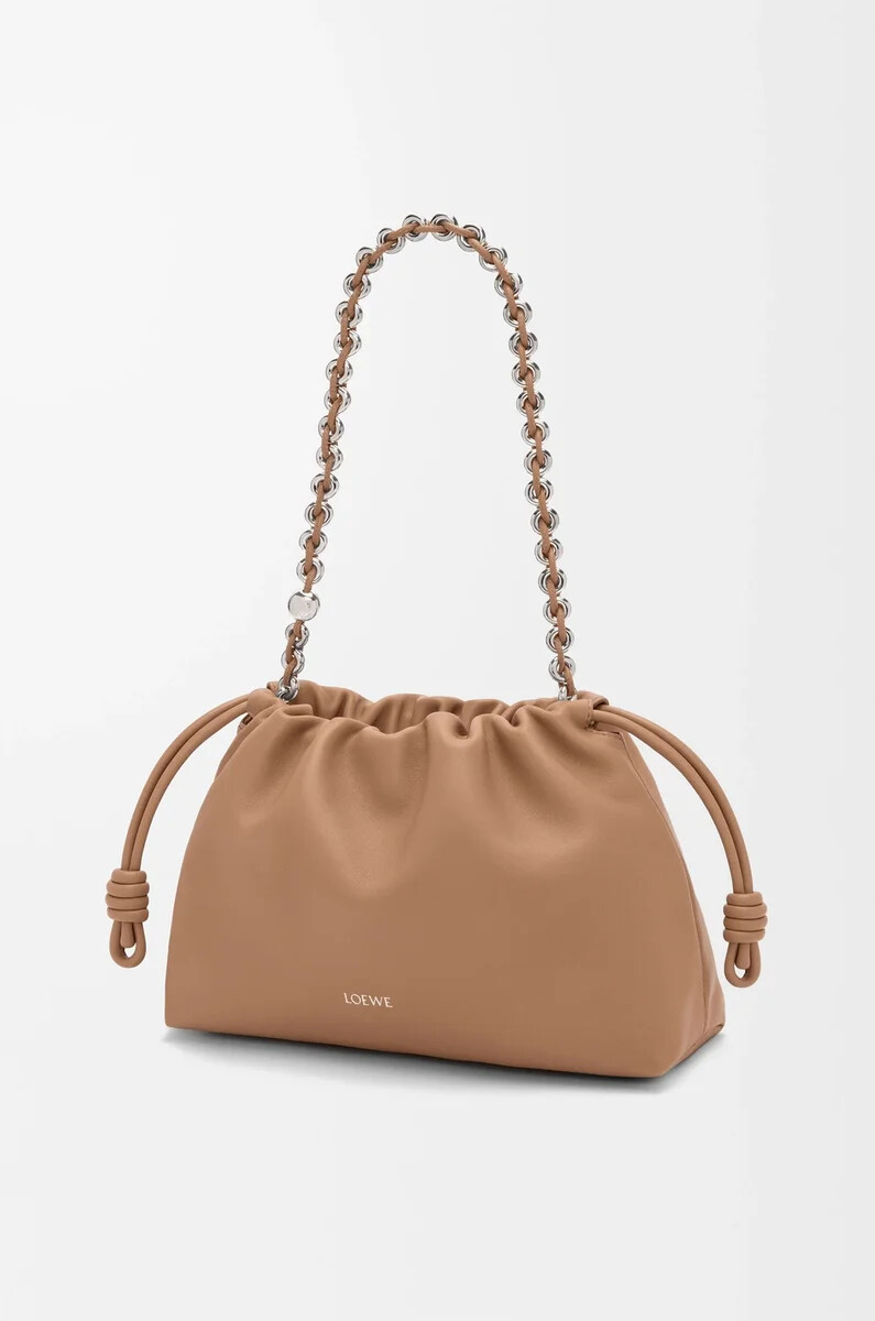 mittelgroße flamenco-handtasche aus weichem nappa-lammleder in der farbe mokka