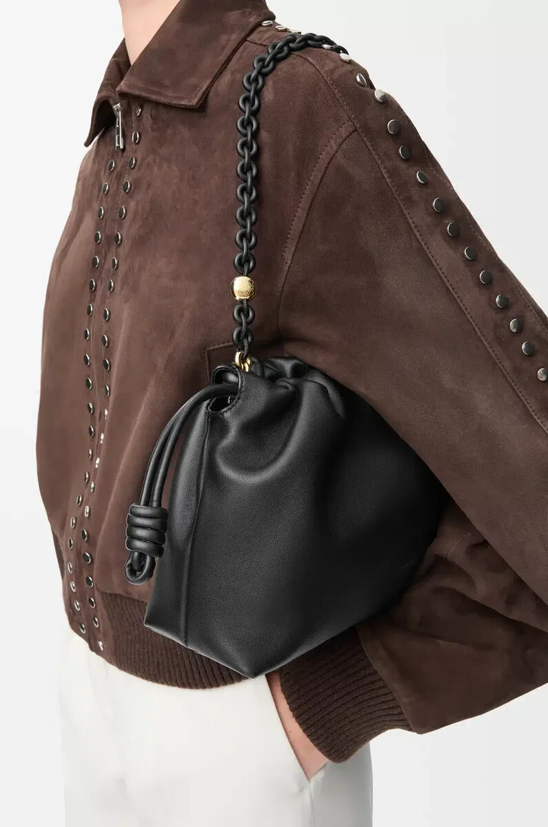 mittelgroße flamenco-handtasche aus weichem nappa-lammleder schwarz