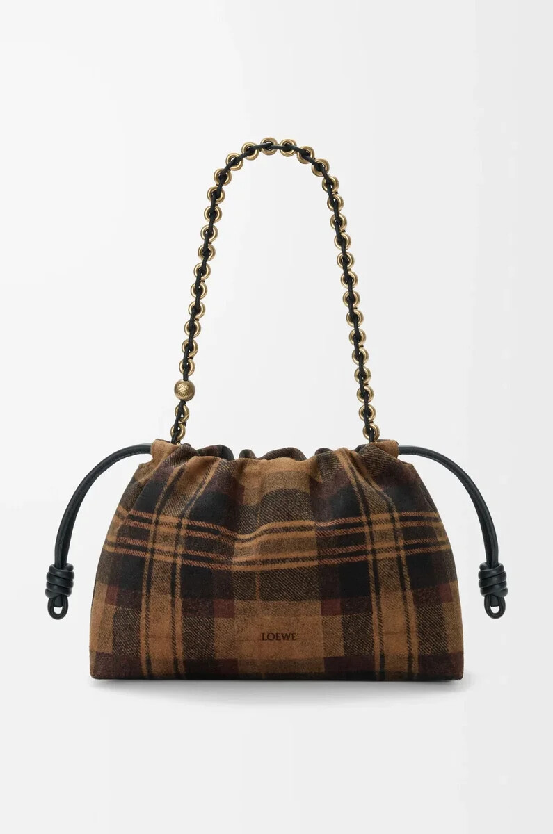mittelgroße flamenco-handtasche aus kariertem wildleder in hellbraunschwarz