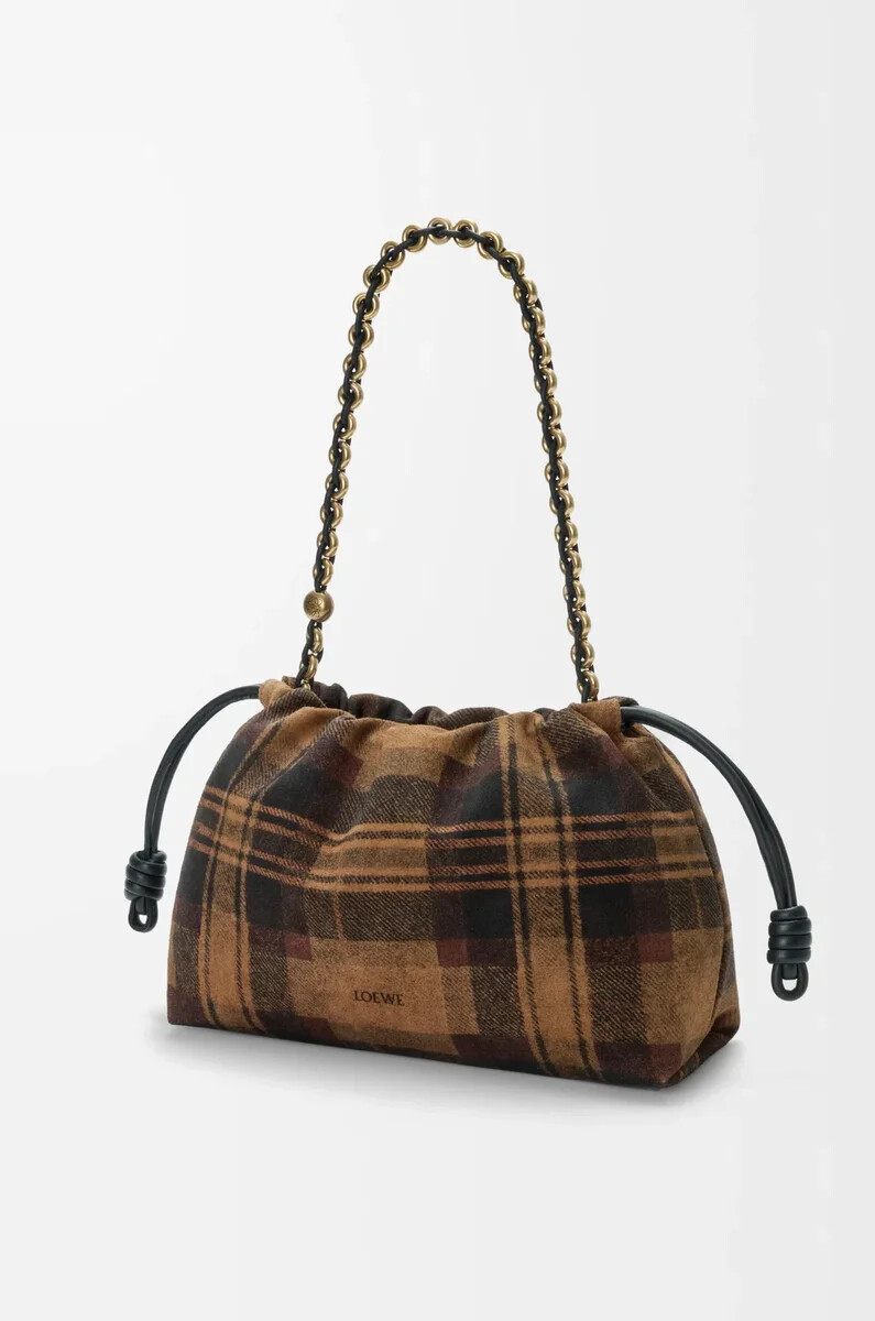 mittelgroße flamenco-handtasche aus kariertem wildleder in hellbraunschwarz