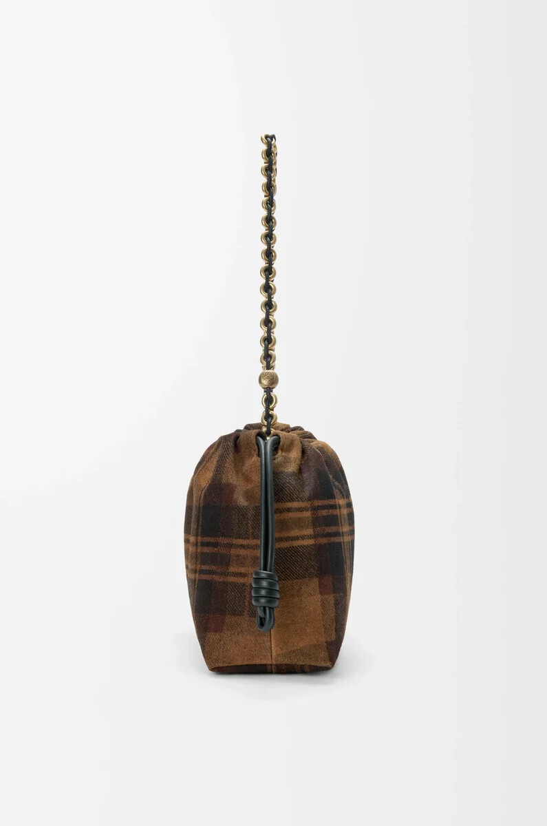 mittelgroße flamenco-handtasche aus kariertem wildleder in hellbraunschwarz