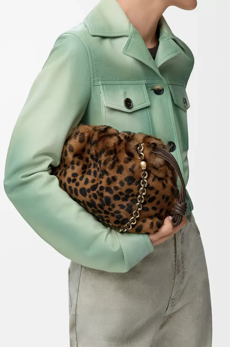 mittelgroße flamenco-handtasche aus bedrucktem shearling in beigebraun