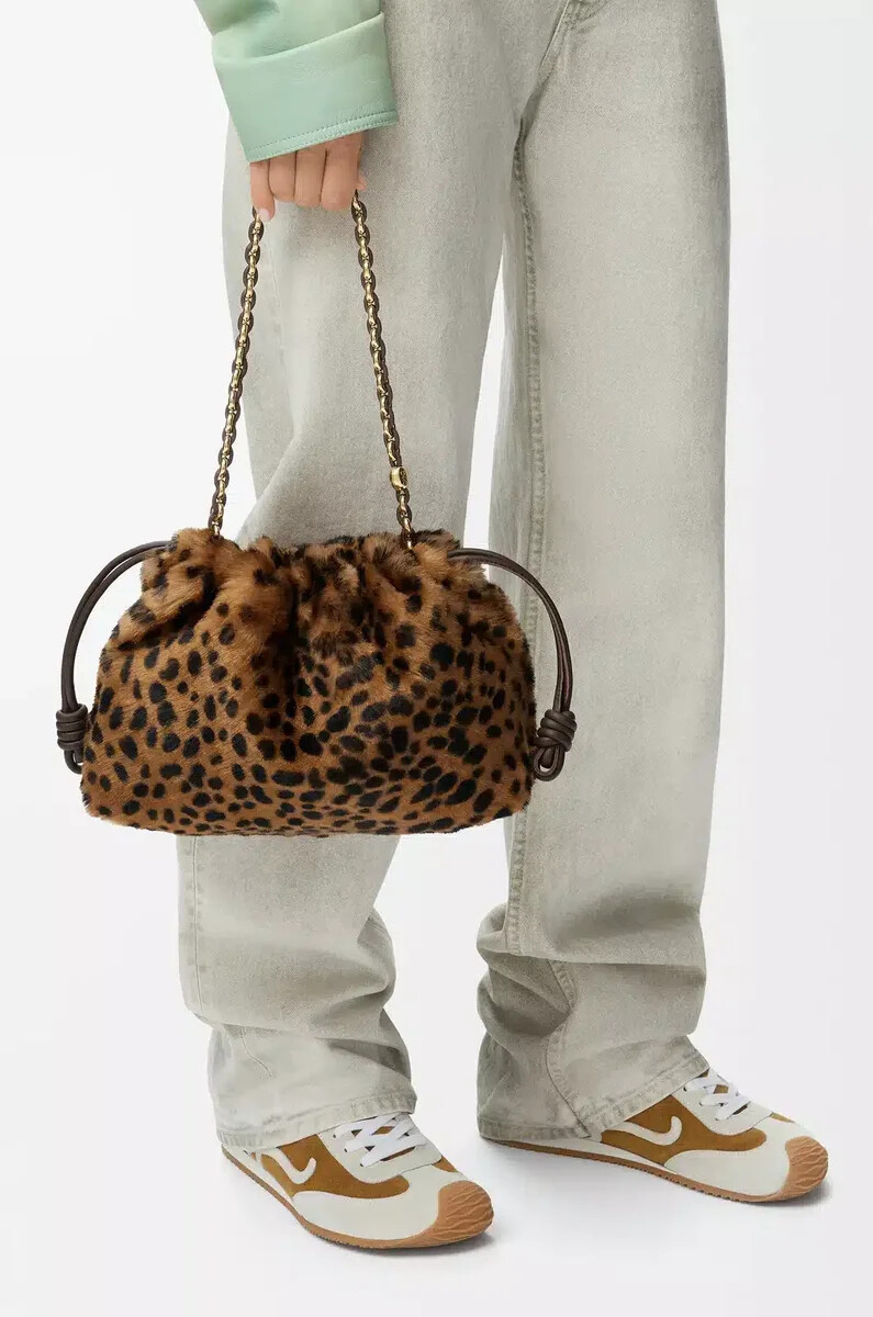 mittelgroße flamenco-handtasche aus bedrucktem shearling in beigebraun
