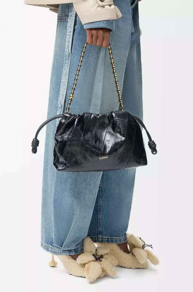mittelgroße flamenco-handtasche in aal-schwarz