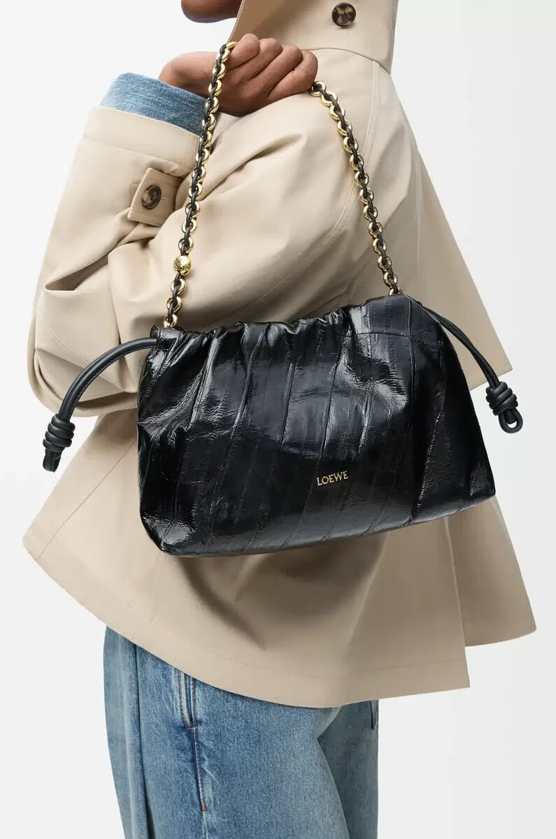 mittelgroße flamenco-handtasche in aal-schwarz