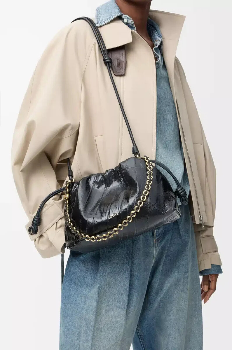 mittelgroße flamenco-handtasche in aal-schwarz