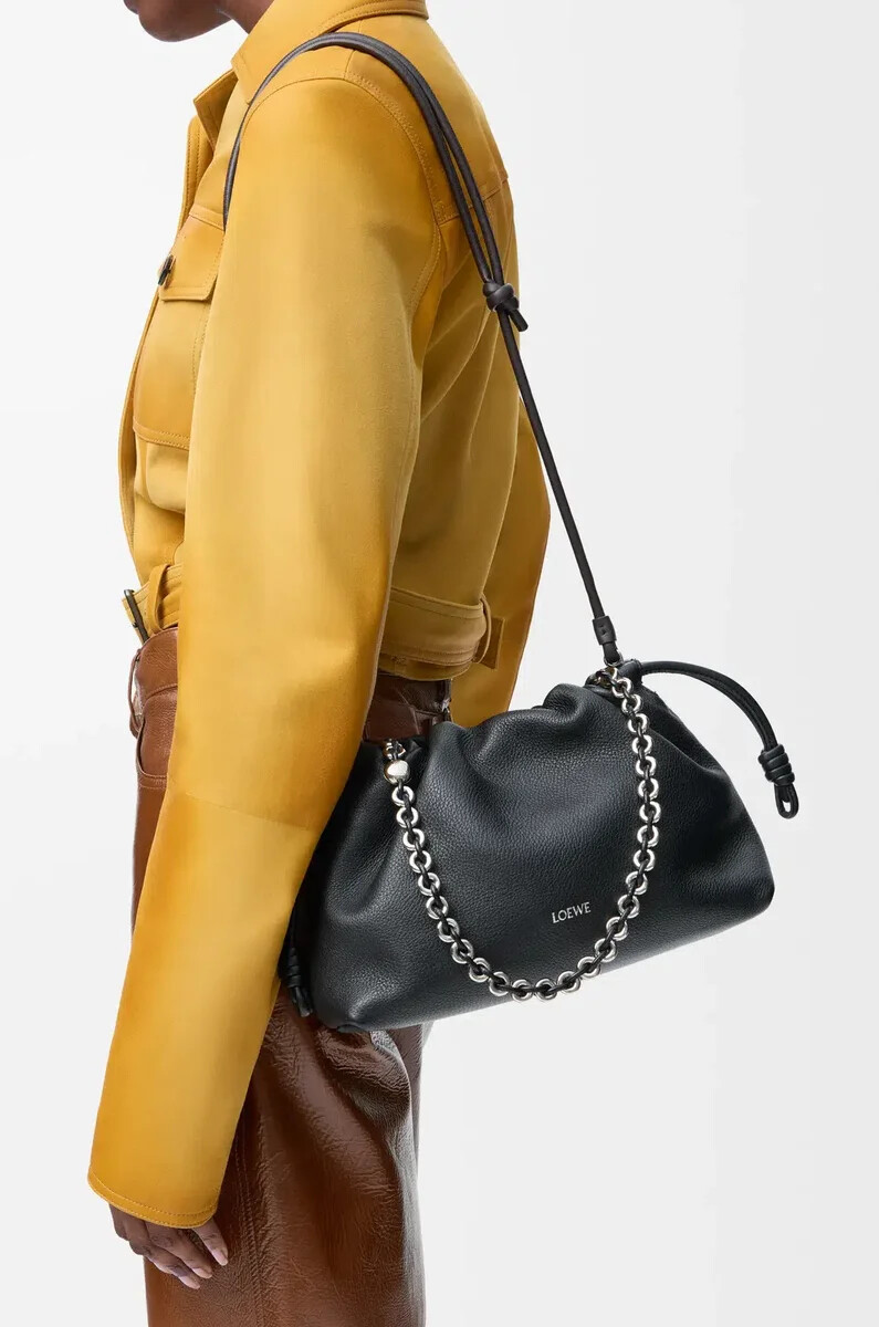 mittelgroße flamenco-handtasche aus fein genarbtem kalbsleder schwarz