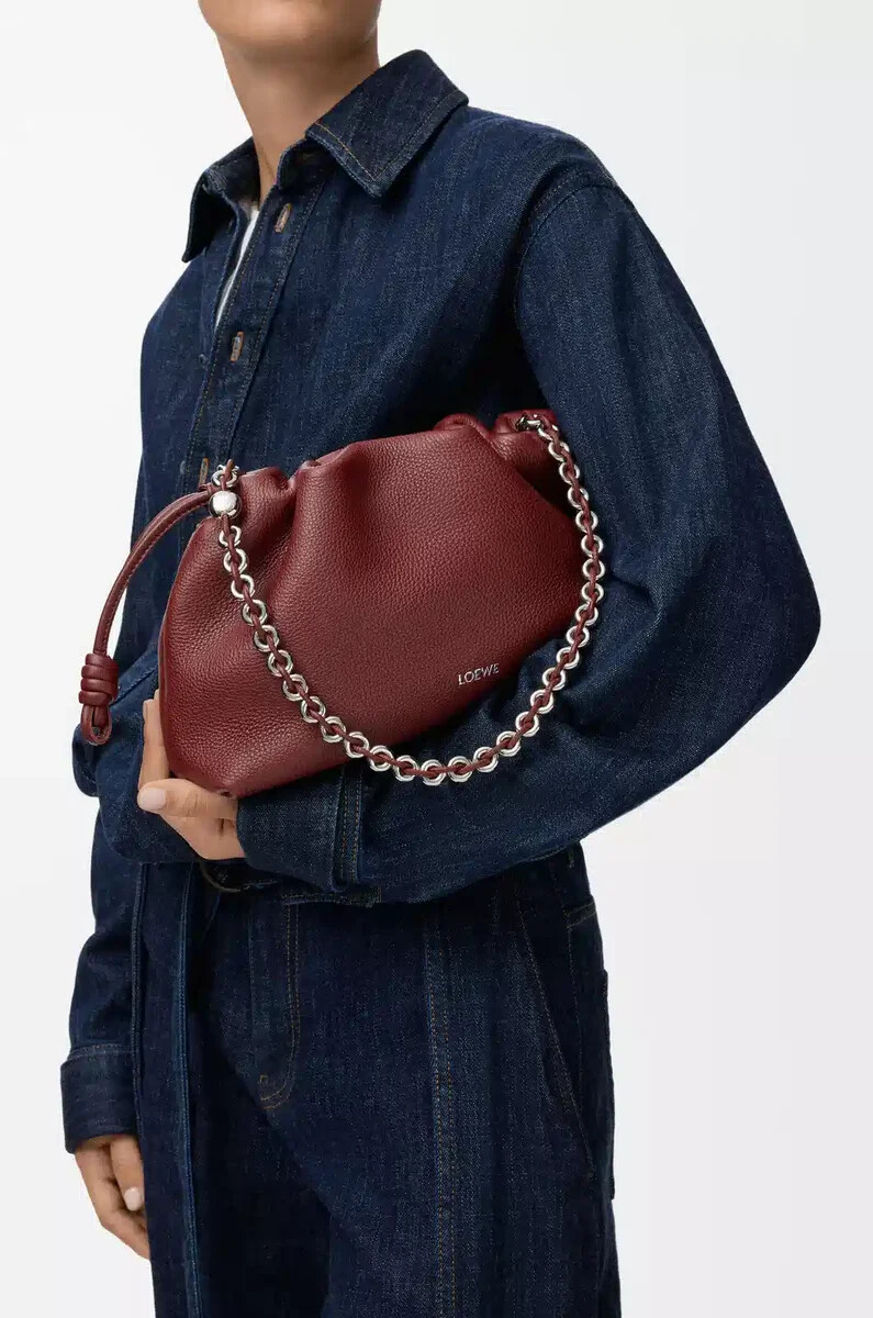 mittelgroße flamenco-handtasche aus fein genarbtem kalbsleder mahagoni