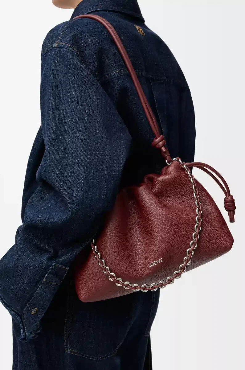 mittelgroße flamenco-handtasche aus fein genarbtem kalbsleder mahagoni