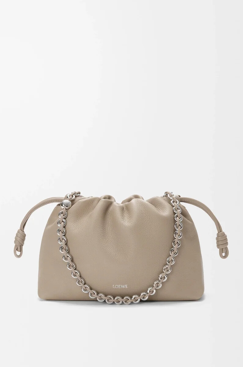 mittelgroße flamenco-handtasche aus fein genarbtem kalbsleder farbe clay