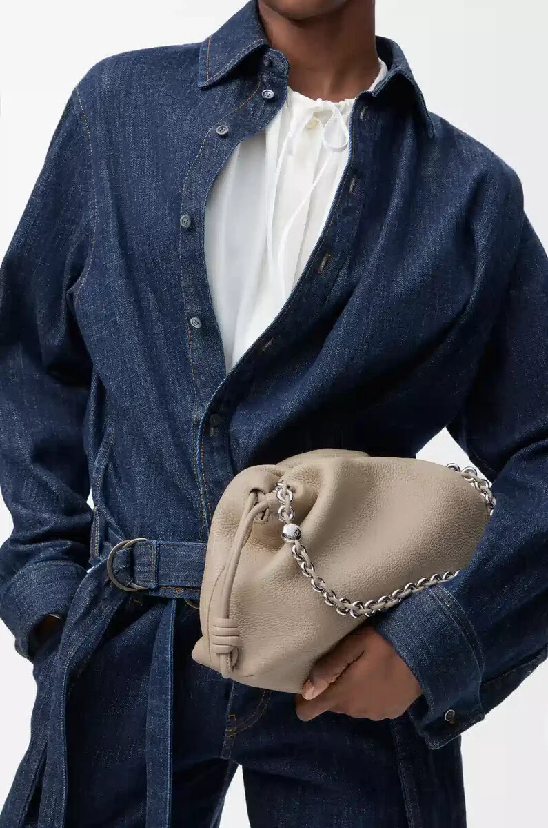 mittelgroße flamenco-handtasche aus fein genarbtem kalbsleder farbe clay