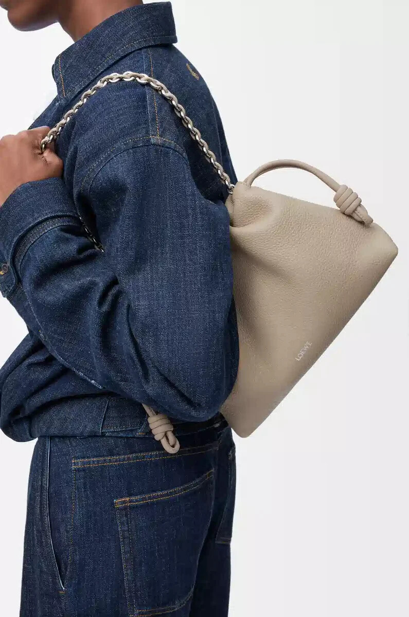 mittelgroße flamenco-handtasche aus fein genarbtem kalbsleder farbe clay