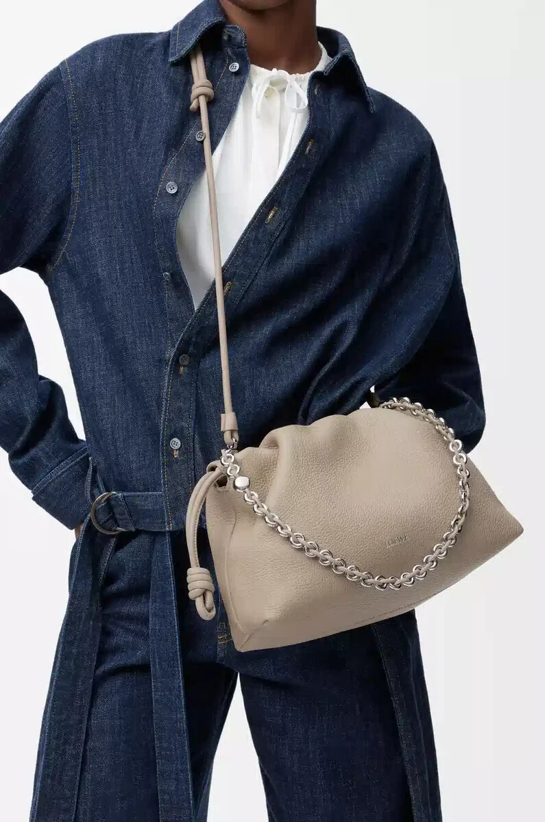 mittelgroße flamenco-handtasche aus fein genarbtem kalbsleder farbe clay