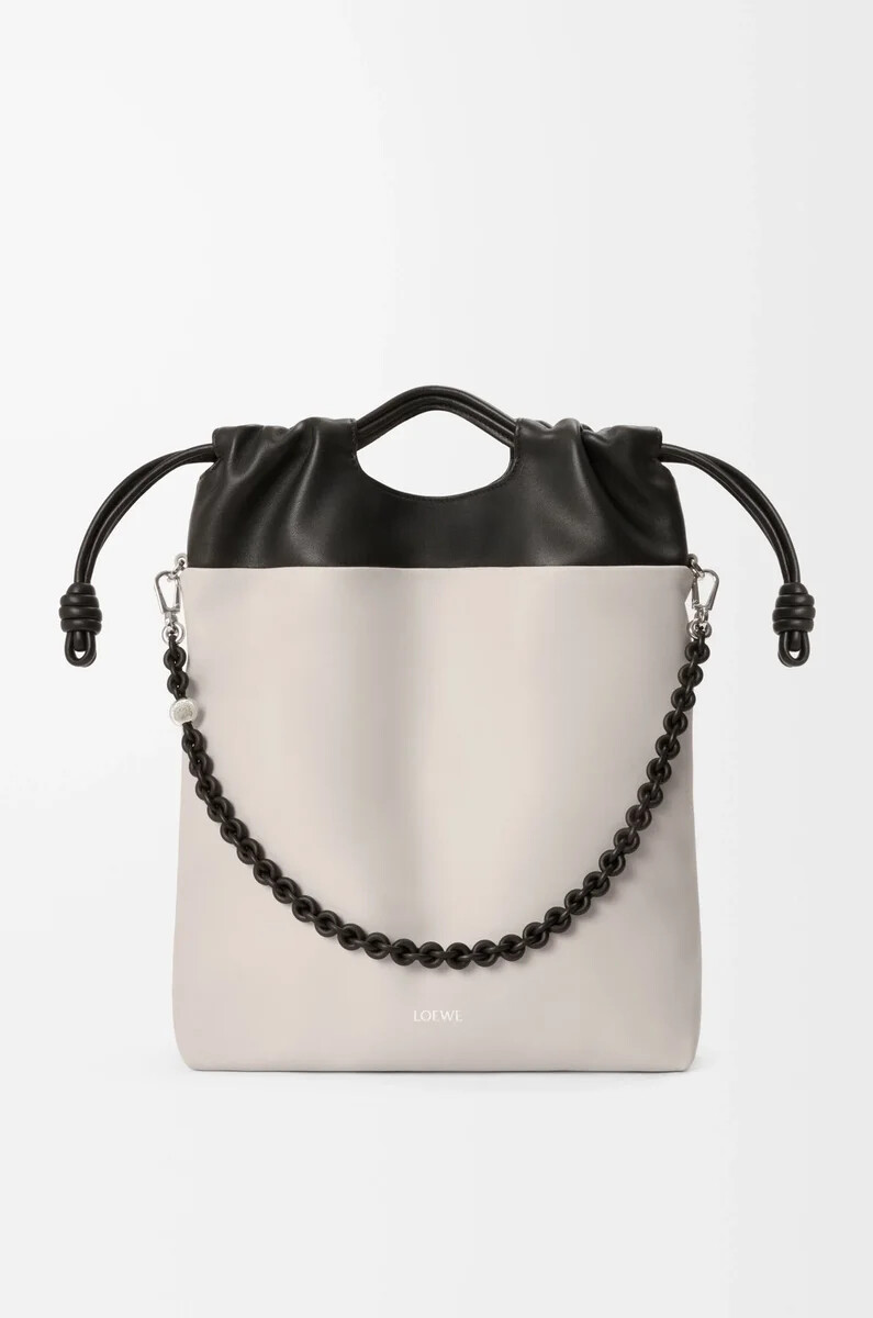 flamenco-handtasche aus weichem nappa-lammleder farbe hellgrauschwarz