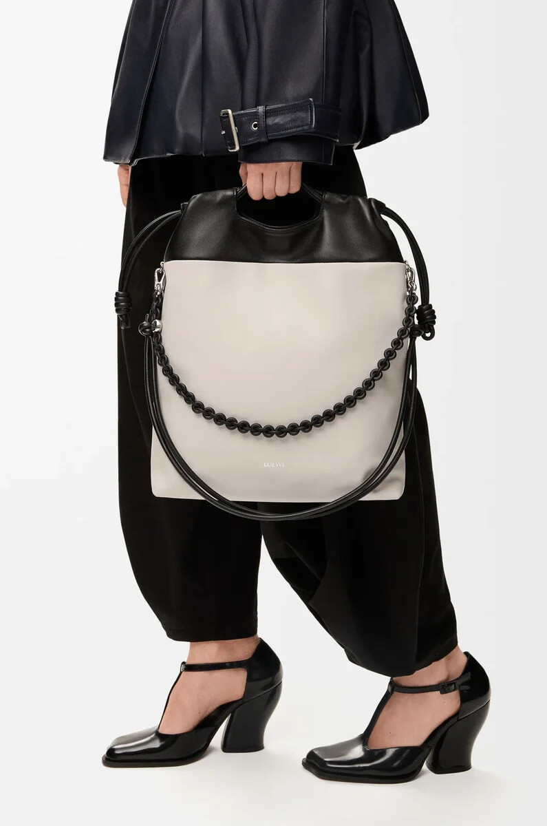 flamenco-handtasche aus weichem nappa-lammleder farbe hellgrauschwarz