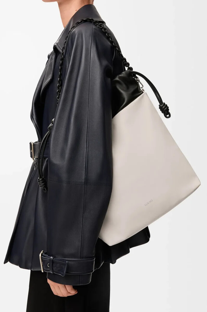 flamenco-handtasche aus weichem nappa-lammleder farbe hellgrauschwarz