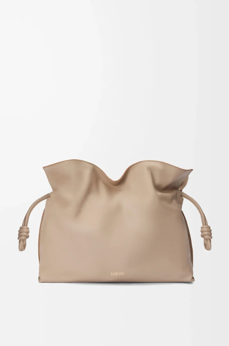 große flamenco-clutch aus nappa-kalbsleder sand