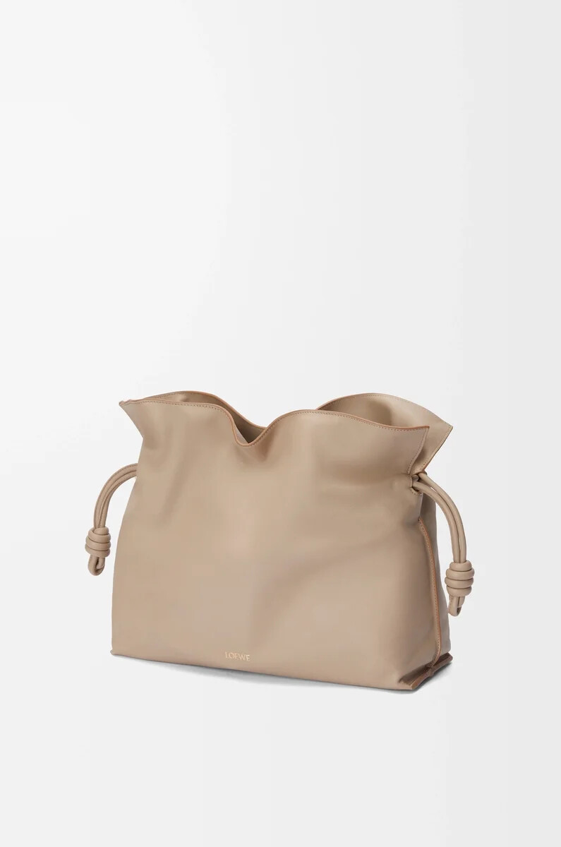 große flamenco-clutch aus nappa-kalbsleder sand