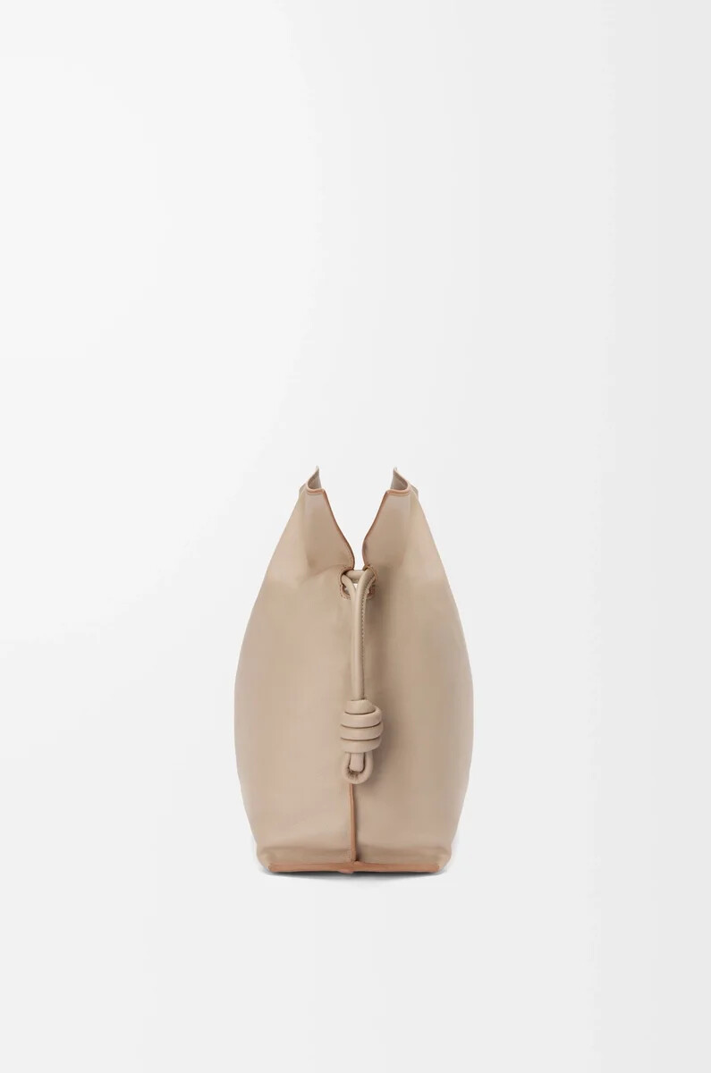 große flamenco-clutch aus nappa-kalbsleder sand