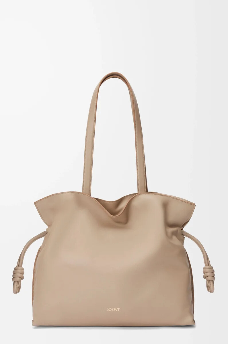 große flamenco-clutch aus nappa-kalbsleder sand