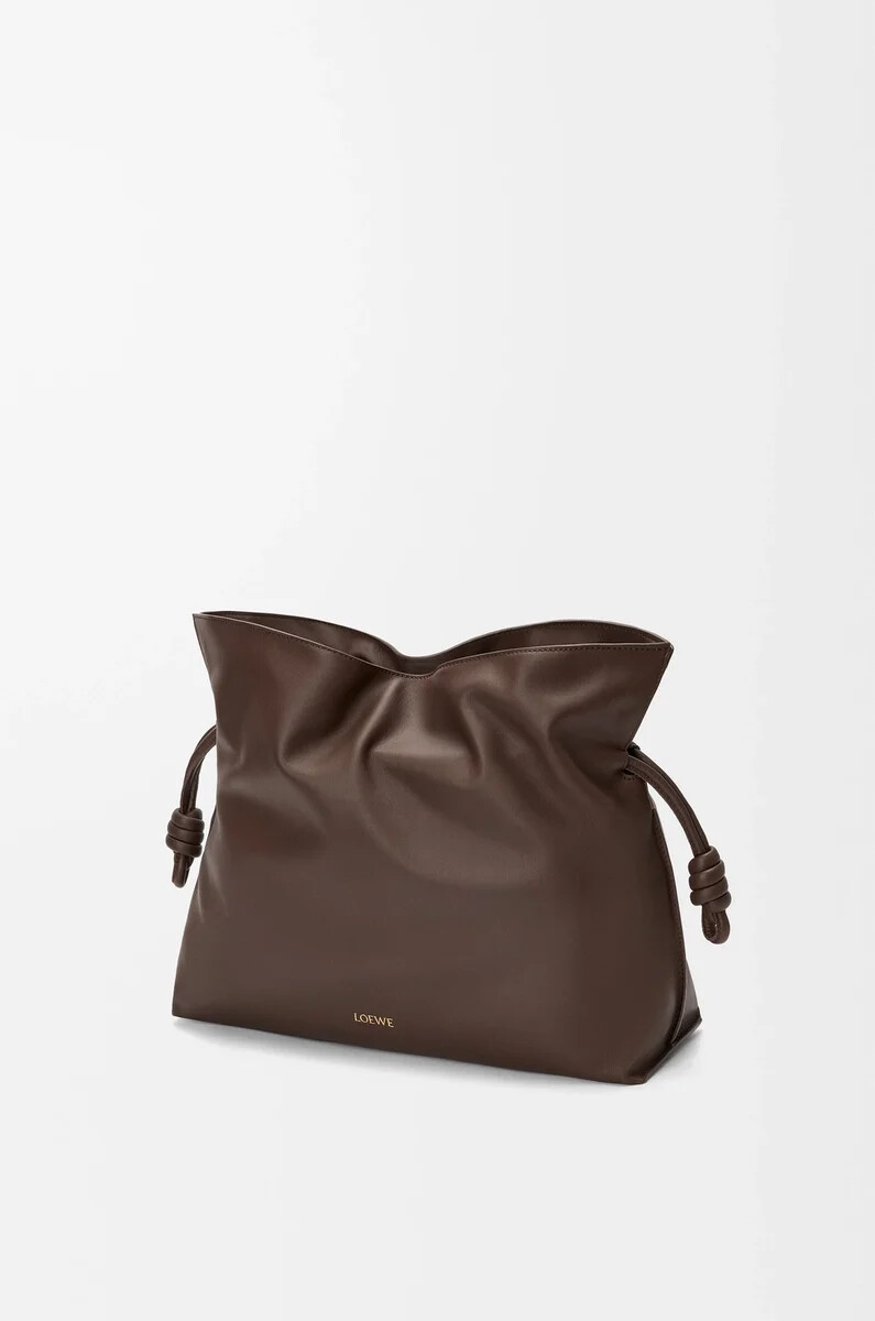 große flamenco-clutch aus nappa-kalbsleder schokoladenbraun