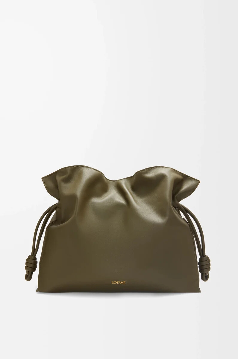 große flamenco-clutch aus nappa-kalbsleder in dunkelkhaki