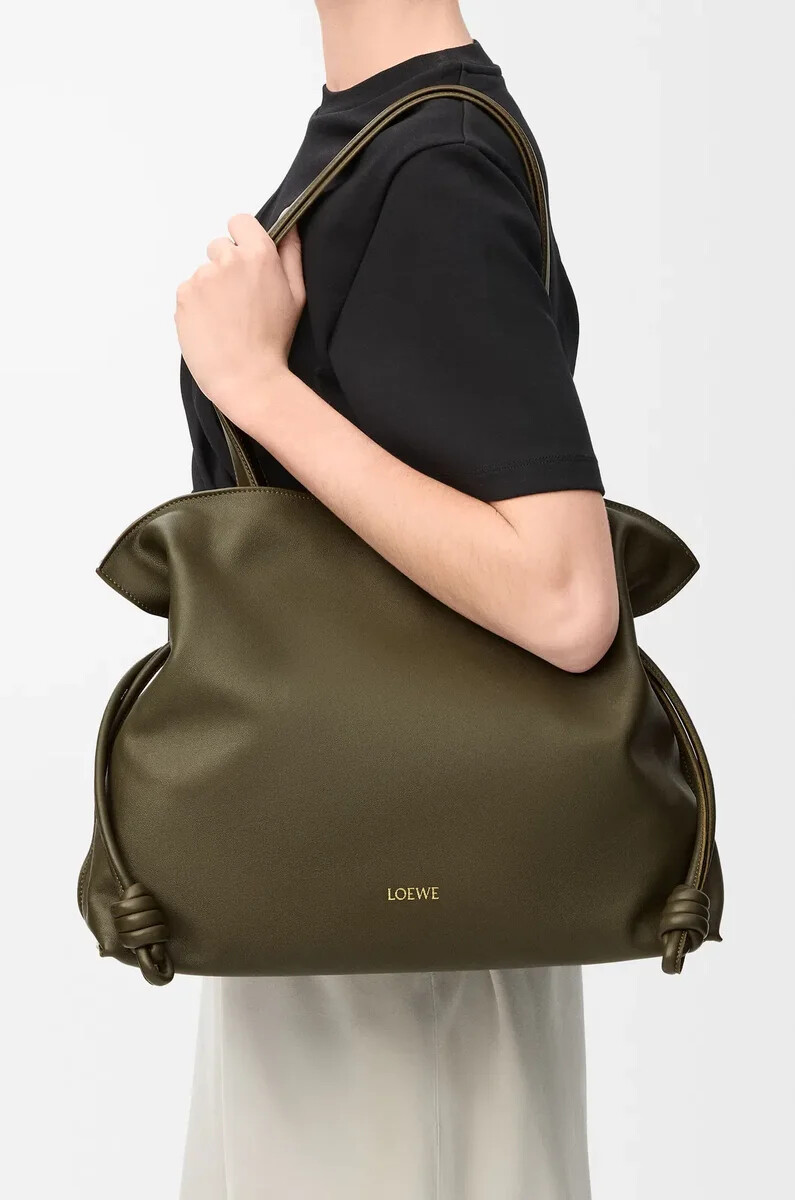 große flamenco-clutch aus nappa-kalbsleder in dunkelkhaki