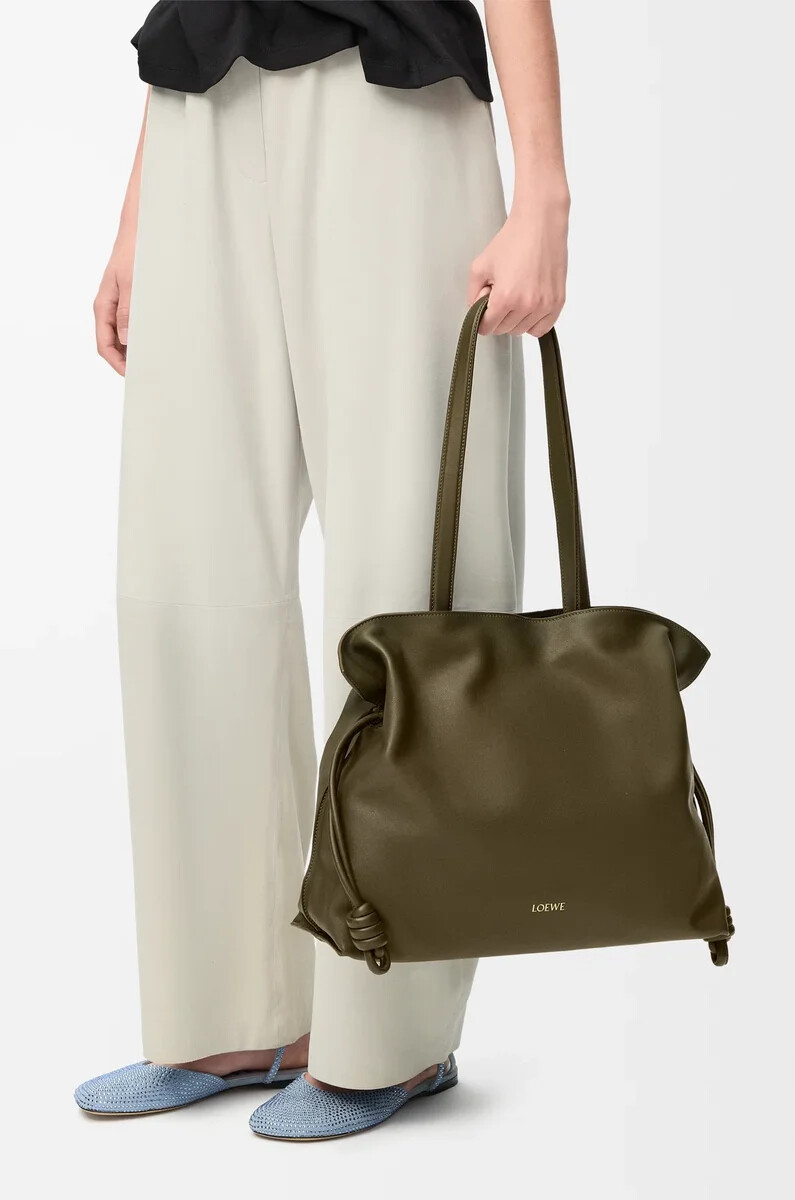 große flamenco-clutch aus nappa-kalbsleder in dunkelkhaki