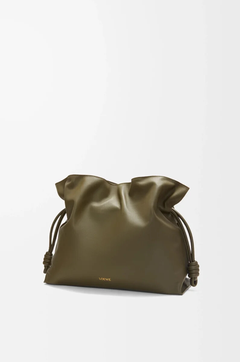 große flamenco-clutch aus nappa-kalbsleder in dunkelkhaki