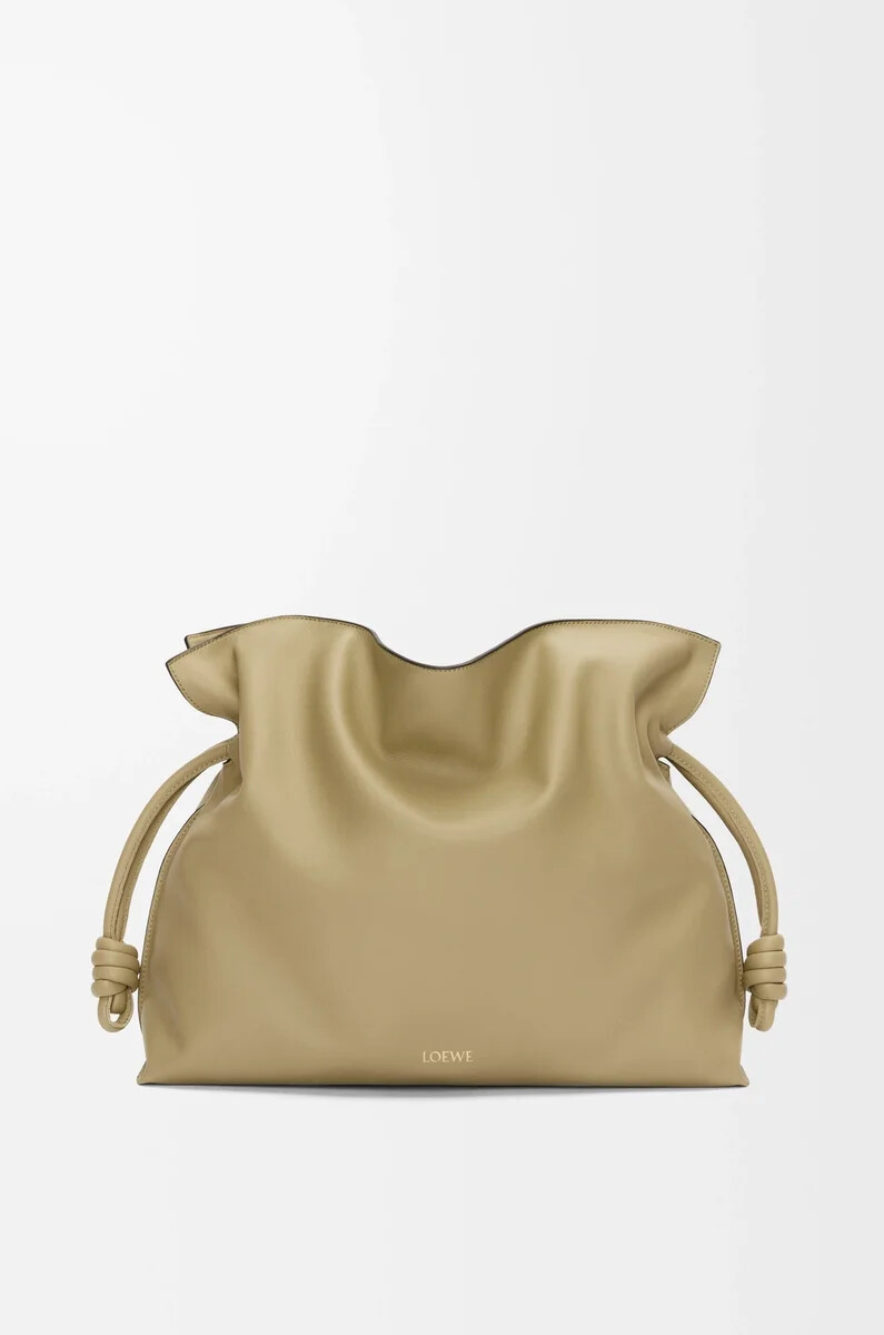 große flamenco-clutch aus nappa-kalbsleder in tongrün