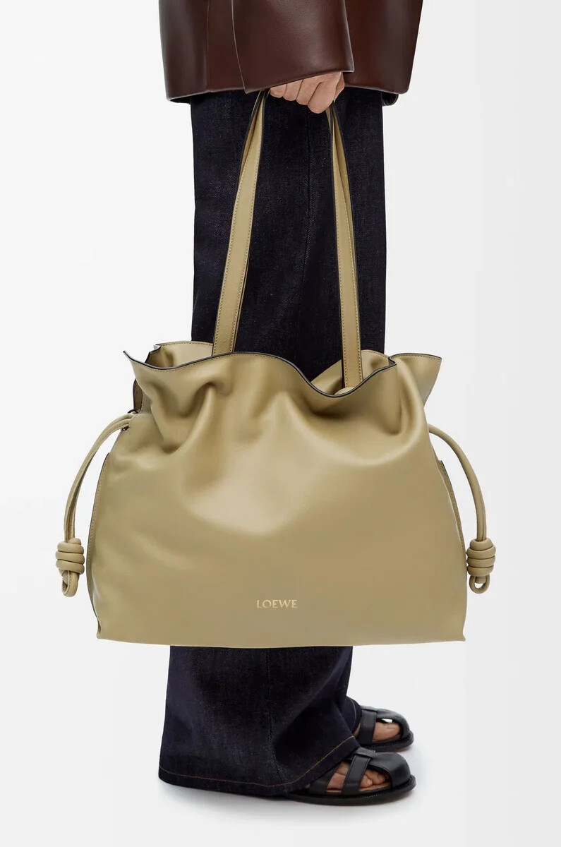 große flamenco-clutch aus nappa-kalbsleder in tongrün