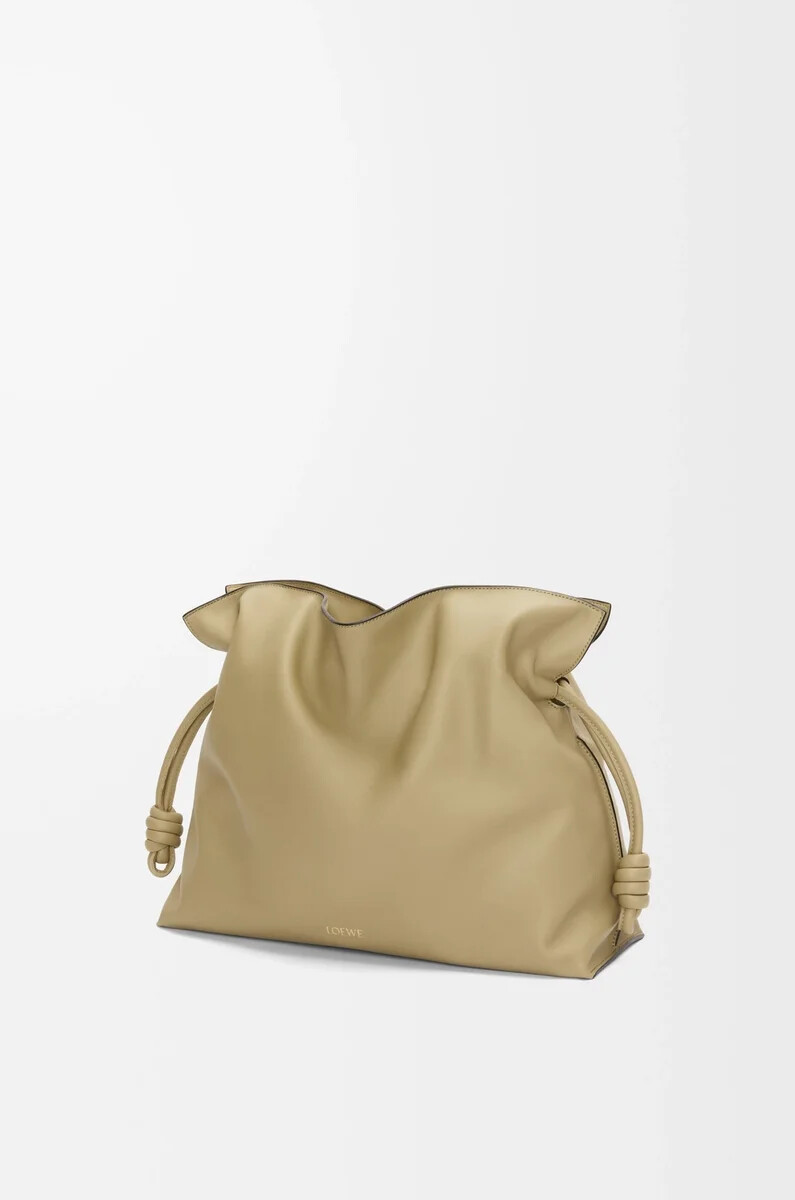 große flamenco-clutch aus nappa-kalbsleder in tongrün